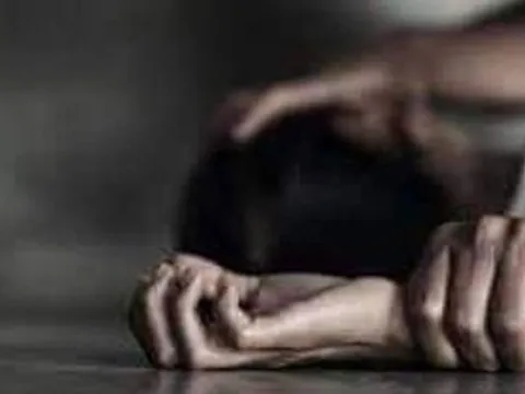 Đe dọa bé gái 13 tuổi để thực hiện hành vi hiếp dâm nhiều lần, gã đàn ông bỏ trốn khỏi địa phương khi bị phát hiện